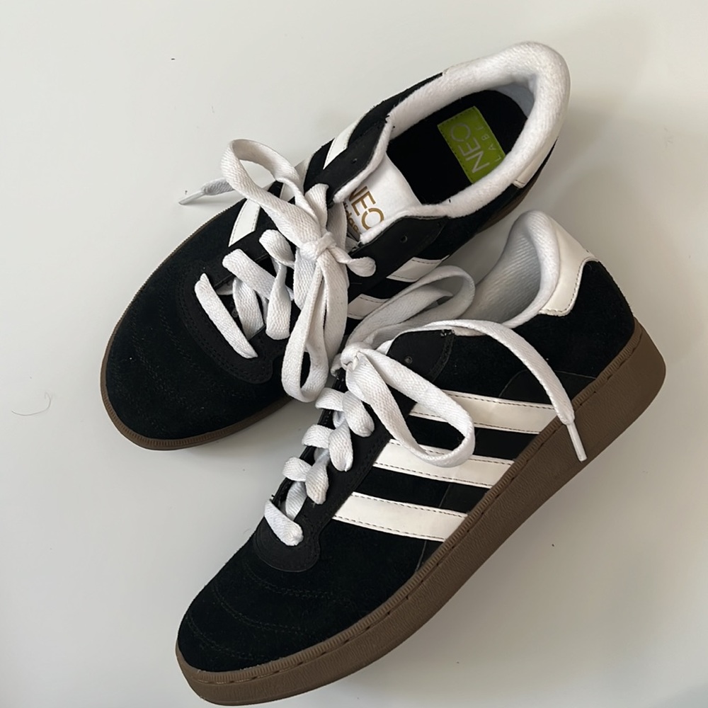 Neo Adidas • Black Low Top Suede Sneakers 7.5